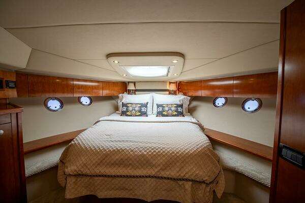 Cruisers Yachts 520 Sports Coupe Yacht For Sale