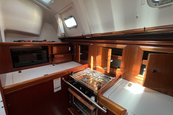 Dream 33ft Beneteau Yacht For Sale