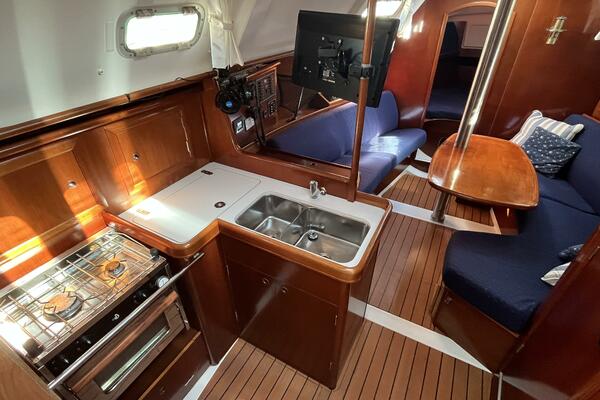 Dream 33ft Beneteau Yacht For Sale