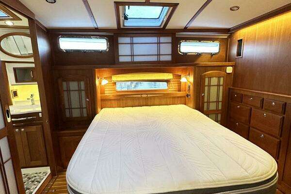 Sabre 48 Flybridge Sedan Yacht For Sale