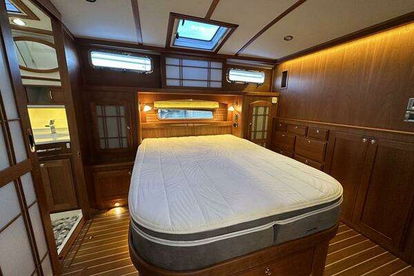 Sabre 48 Flybridge Sedan Yacht For Sale