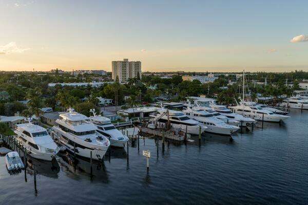 Hargrave Sky Lounge Yacht For Sale