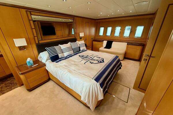 Mangusta 92 Yacht For Sale