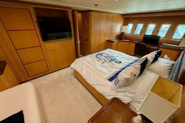 Mangusta 92 Yacht For Sale