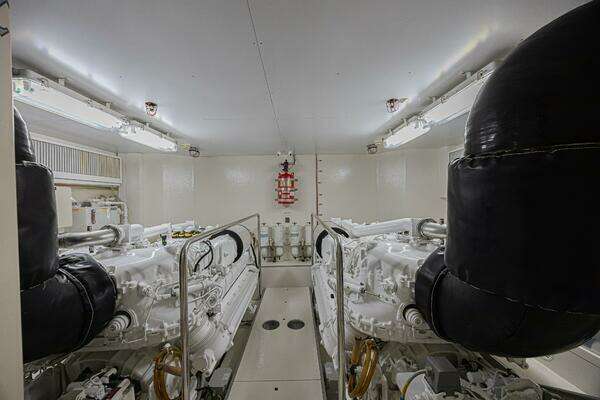 2011 Ferretti Yachts 83