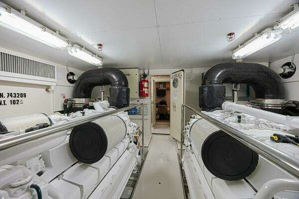 2011 Ferretti Yachts 83