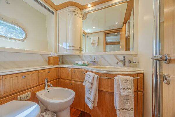 2011 Ferretti Yachts 83