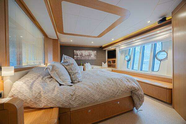 2011 Ferretti Yachts 83