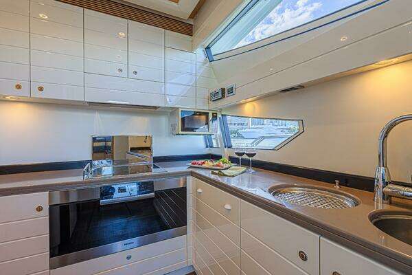 2011 Ferretti Yachts 83