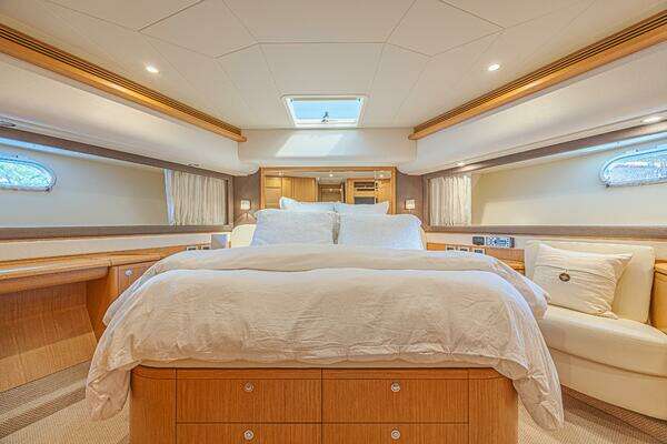 2011 Ferretti Yachts 83