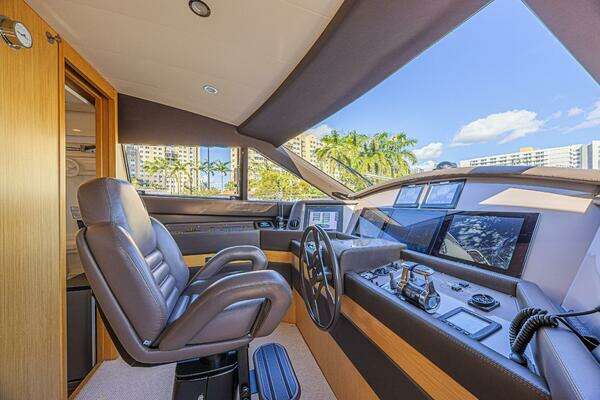 2011 Ferretti Yachts 83