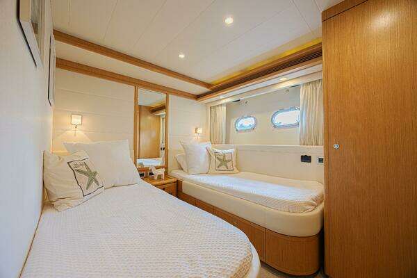 2011 Ferretti Yachts 83