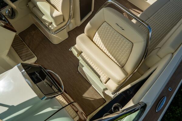 31 Launch GT 31ft Chris Craft Yacht For Sale