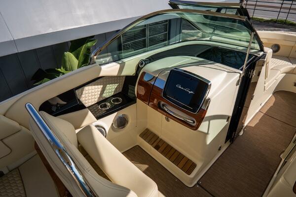 31 Launch GT 31ft Chris Craft Yacht For Sale