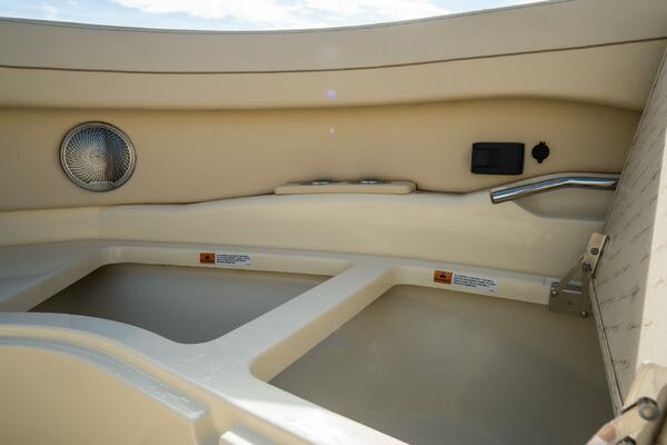 31 Launch GT 31ft Chris Craft Yacht For Sale