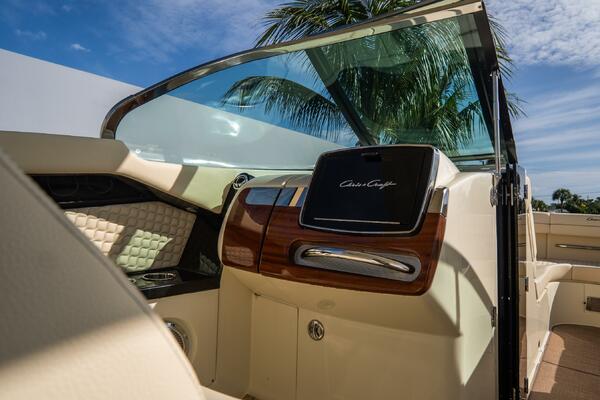 31 Launch GT 31ft Chris Craft Yacht For Sale