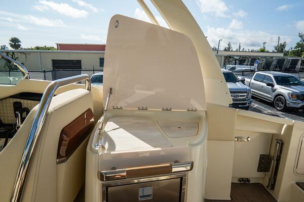 31 Launch GT 31ft Chris Craft Yacht For Sale