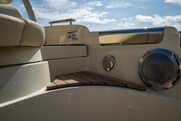 31 Launch GT 31ft Chris Craft Yacht For Sale