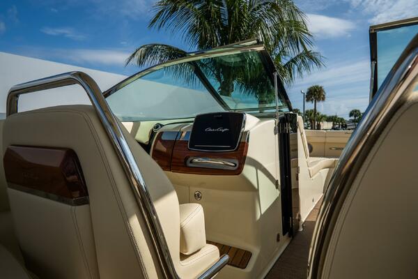 31 Launch GT 31ft Chris Craft Yacht For Sale