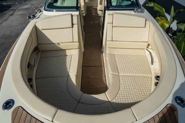 31 Launch GT 31ft Chris Craft Yacht For Sale