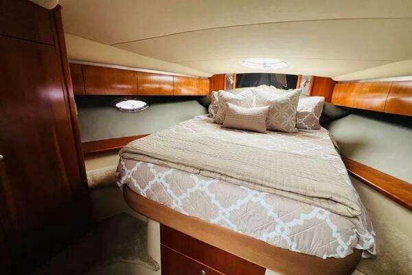 2006 Cruisers Yachts 42