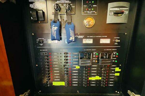 2006 Cruisers Yachts 42