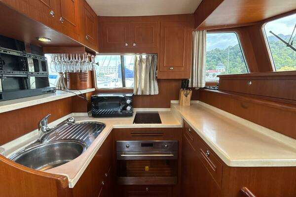 Explorer Motor Yachts 40 Sedan Yacht For Sale