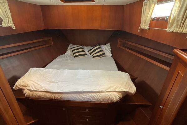 Explorer Motor Yachts 40 Sedan Yacht For Sale