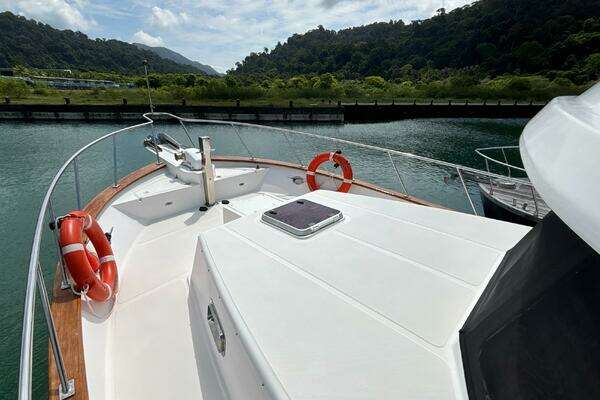 Explorer Motor Yachts 40 Sedan Yacht For Sale