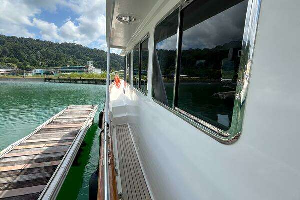 Explorer Motor Yachts 40 Sedan Yacht For Sale