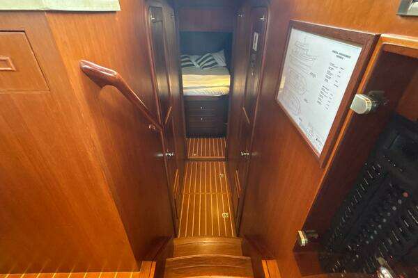 Explorer Motor Yachts 40 Sedan Yacht For Sale