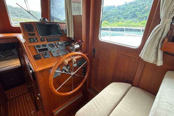 Explorer Motor Yachts 40 Sedan Yacht For Sale