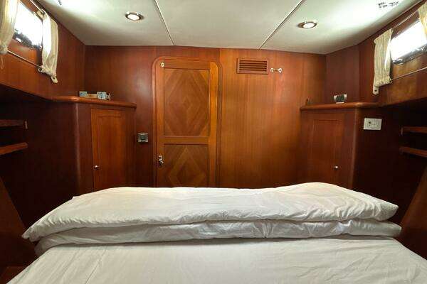 Explorer Motor Yachts 40 Sedan Yacht For Sale