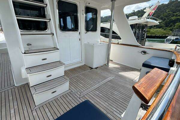 Explorer Motor Yachts 40 Sedan Yacht For Sale
