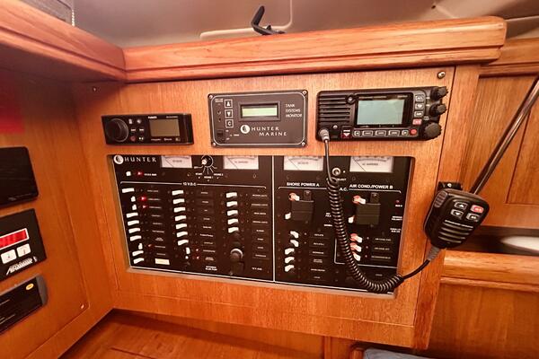 Happy Ours 38ft Hunter Yacht For Sale