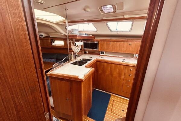 Happy Ours 38ft Hunter Yacht For Sale