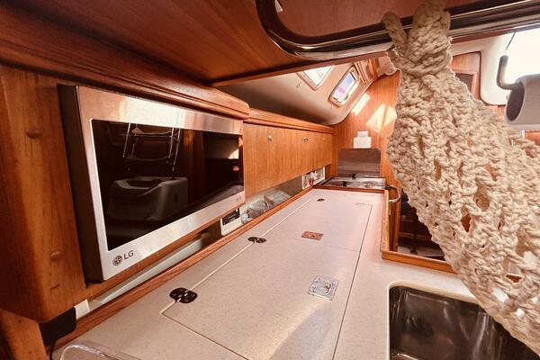Happy Ours 38ft Hunter Yacht For Sale