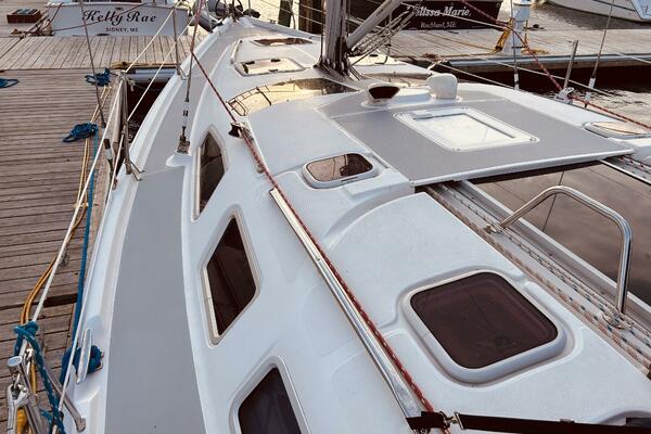 Happy Ours 38ft Hunter Yacht For Sale
