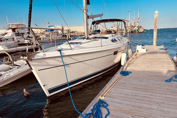 Happy Ours 38ft Hunter Yacht For Sale