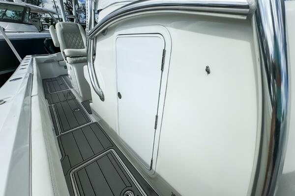 36 CC 36ft Front Runner Yacht For Sale