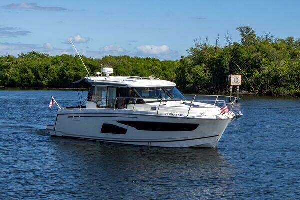 Jeanneau NC 1095 Yacht For Sale