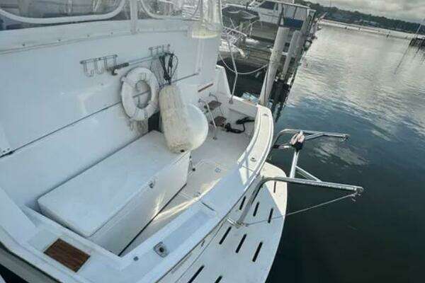 Hatteras 48 Cockpit Motor Yacht Yacht For Sale