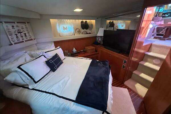 Hatteras 48 Cockpit Motor Yacht Yacht For Sale