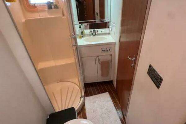 Hatteras 48 Cockpit Motor Yacht Yacht For Sale