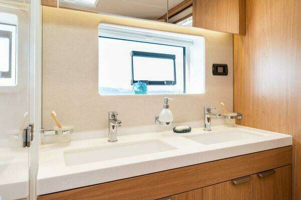 Bali 5.8 Yacht For Sale