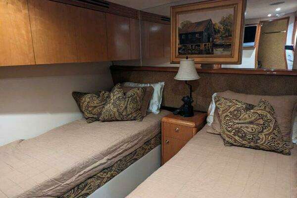 Hatteras 68 Convertible Yacht For Sale