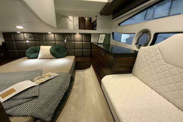 Cobrey 33 HT Yacht For Sale