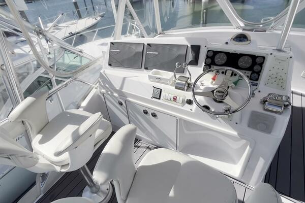 Egg Harbor 37 VALAHSEA - Flybridge - Helm