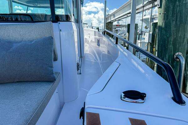 Axopar 37 Cross Cabin Yacht For Sale
