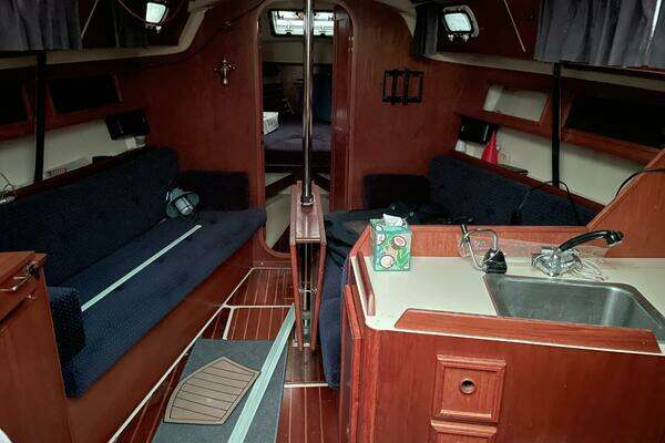 Photo of the 1986 Pearson 33 "BONDVILLE HOLIDAY"